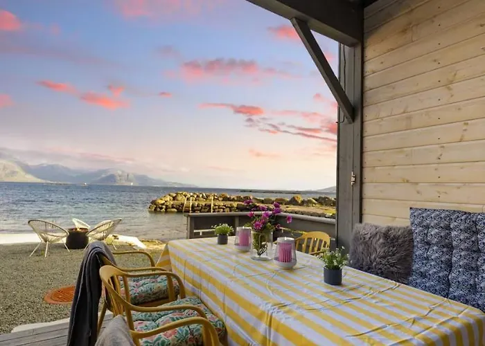 Dom wakacyjny Seahouse With Shoreline In Kalvag *